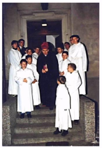 Biskup Piotr Jarecki z ministrantami w 1998r.